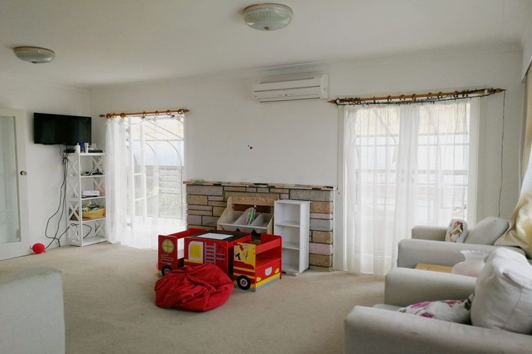 Photo of property in 10 Graham Avenue, Te Atatu Peninsula, Auckland, 0610
