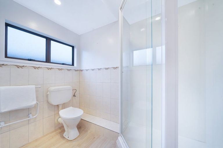 Photo of property in 102 Tirimoana Road, Te Atatu South, Auckland, 0602