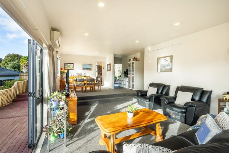 Photo of property in 12 Tyrico Close, Unsworth Heights, Auckland, 0632
