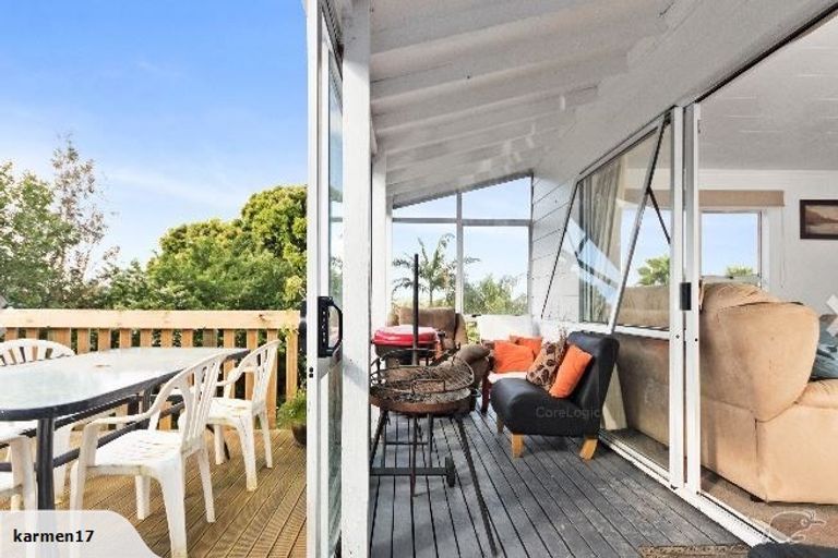 Photo of property in 11 Landsdale Place, Massey, Auckland, 0614