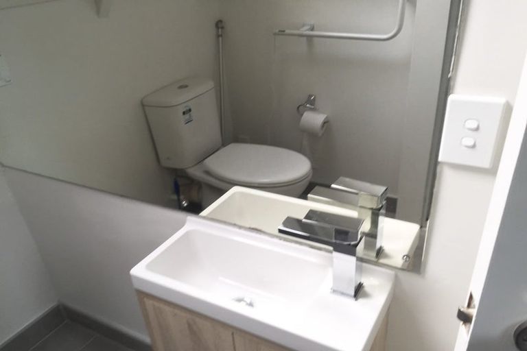 Photo of property in 13 Felstead Street, Birkenhead, Auckland, 0626