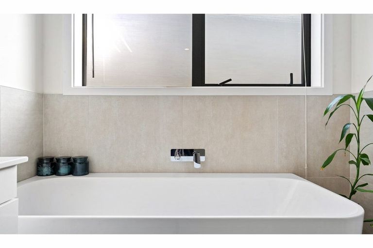 Photo of property in 5 Libertia Lane, Orewa, 0931