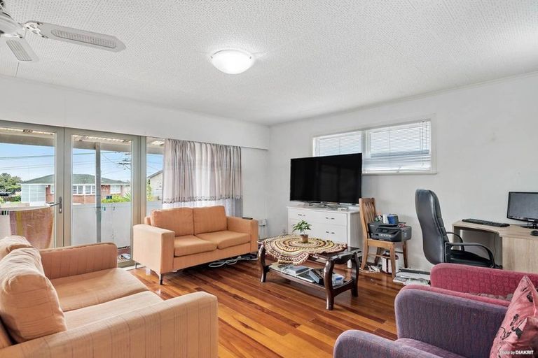 Photo of property in 12 School Road, Te Atatu South, Auckland, 0610
