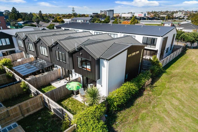 Photo of property in 8/28 Smythe Road, Henderson, Auckland, 0612