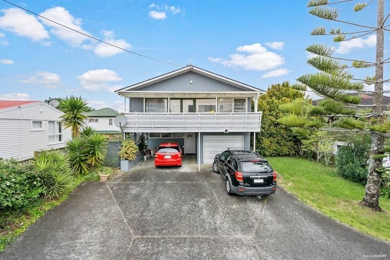Photo of property in 12 School Road, Te Atatu South, Auckland, 0610
