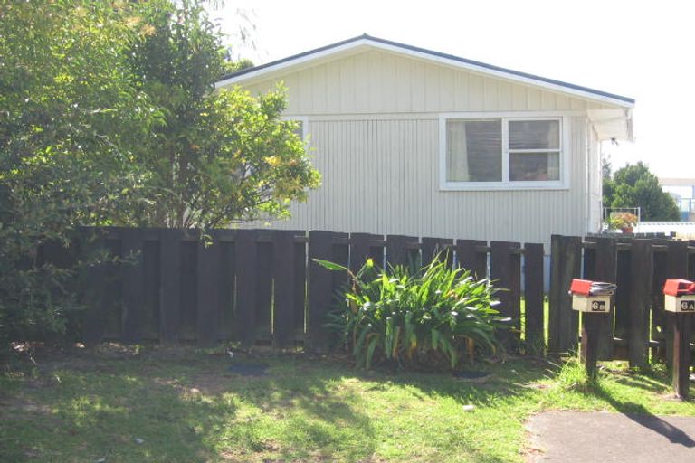 Photo of property in 2/6 Mulberry Place, Glenfield, Auckland, 0629