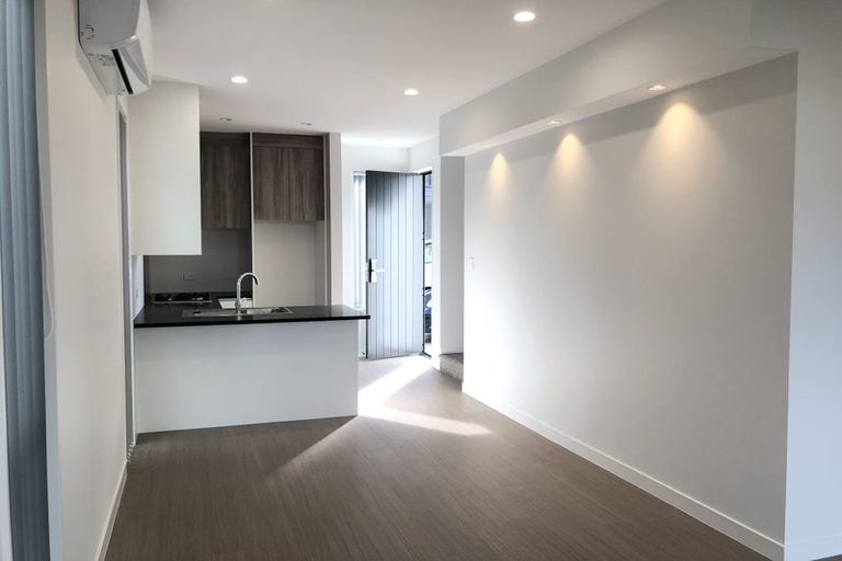 Photo of property in 5/21 Akoranga Drive, Northcote, Auckland, 0627