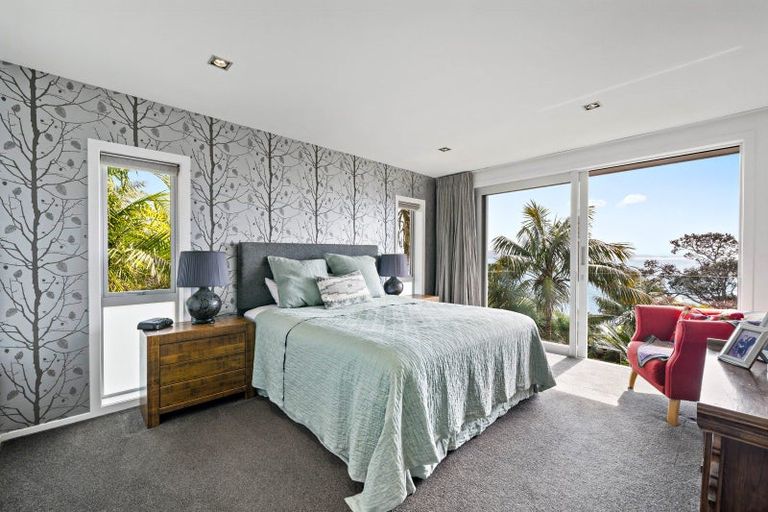 Photo of property in 33 Chelverton Terrace, Red Beach, 0932