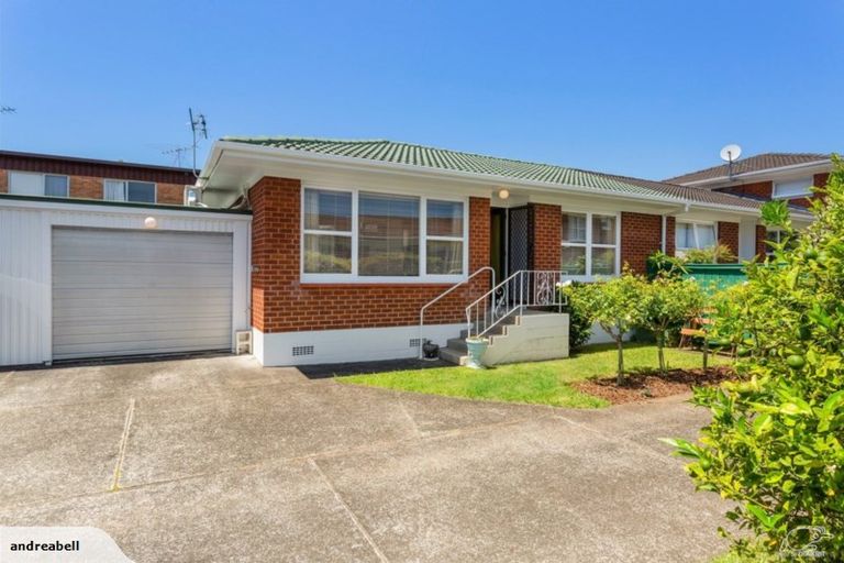 Photo of property in 2/22 Inverness Road, Browns Bay, Auckland, 0630