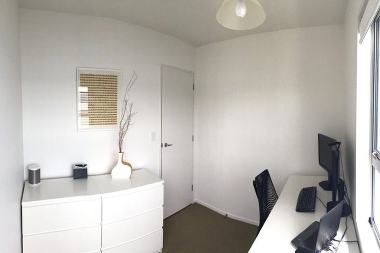 Photo of property in 15a Fortification Road, Karaka Bays, Wellington, 6022