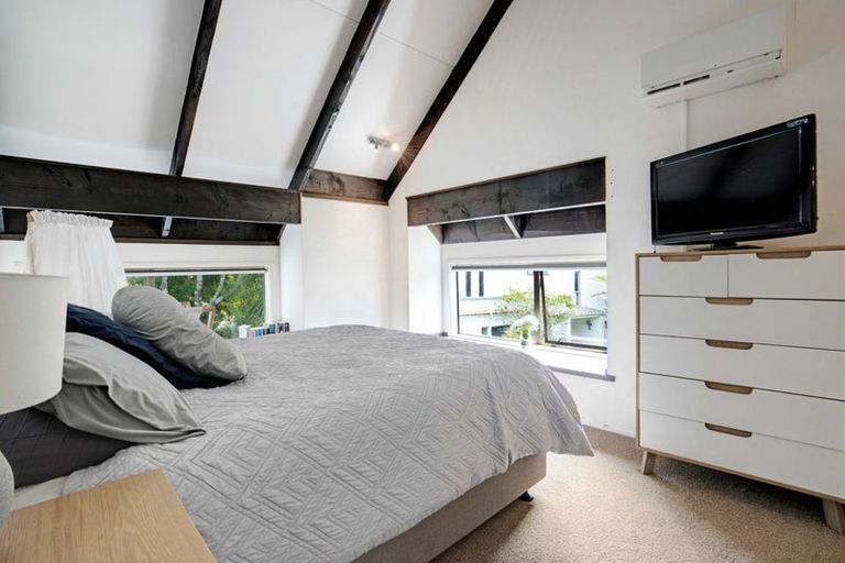 Photo of property in 2/5 Eugen Place, Bayview, Auckland, 0629