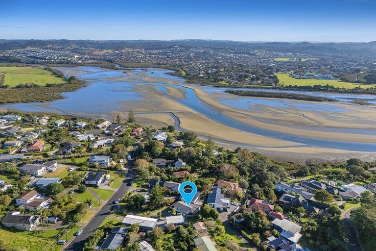 Photo of property in 5 Maori Hut Road, Red Beach, 0932
