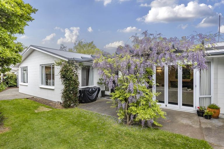 Photo of property in 17 Seagrave Place, Ilam, Christchurch, 8041