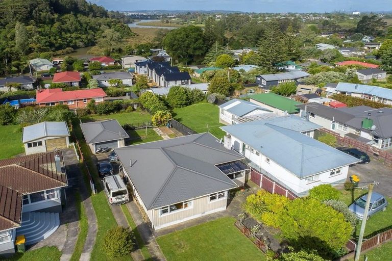 Photo of property in 18 Huruhuru Road, Massey, Auckland, 0614