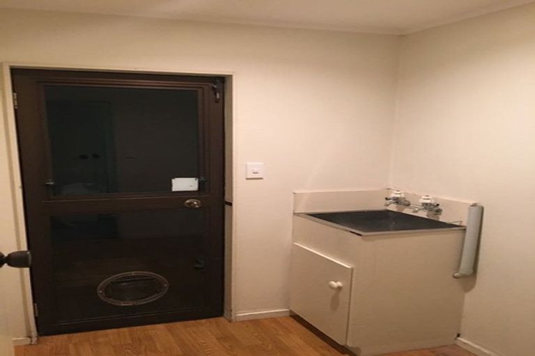 Photo of property in 17 Fernhaven Grove, Newlands, Wellington, 6037