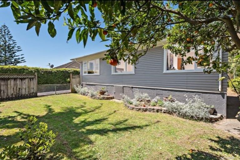 Photo of property in 90 Gloria Avenue, Te Atatu Peninsula, Auckland, 0610