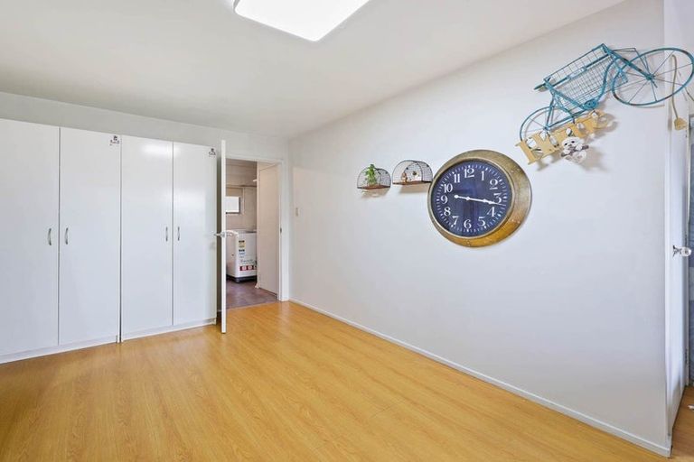 Photo of property in 1/66 Cockayne Crescent, Sunnynook, Auckland, 0620