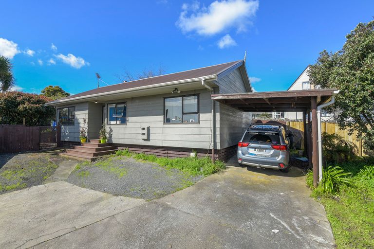 Photo of property in 11 Imperial Place, Henderson, Auckland, 0612