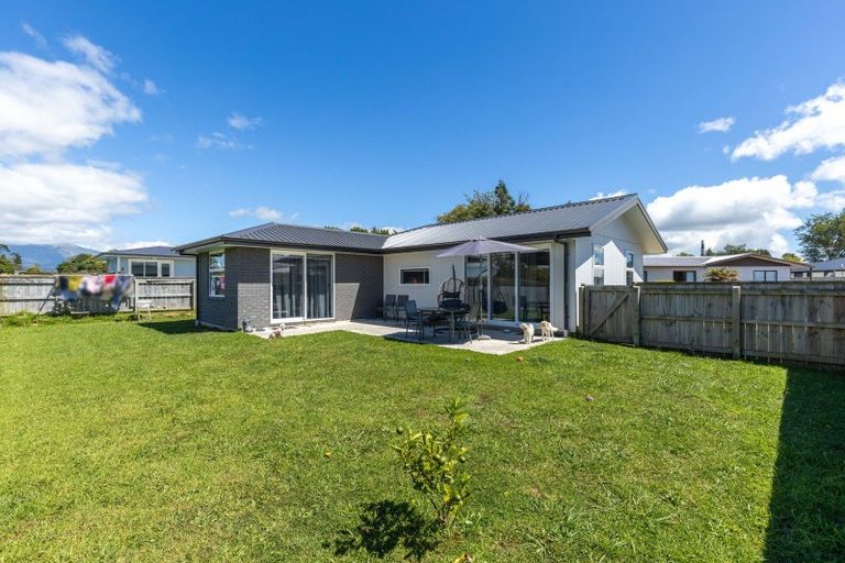 Photo of property in 6 Toutouwai Lane, Inglewood, 4330