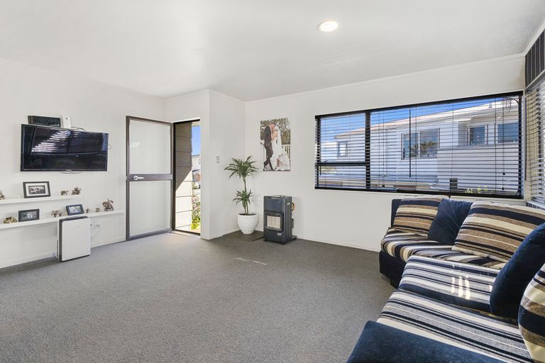 Photo of property in 11 Imperial Place, Henderson, Auckland, 0612