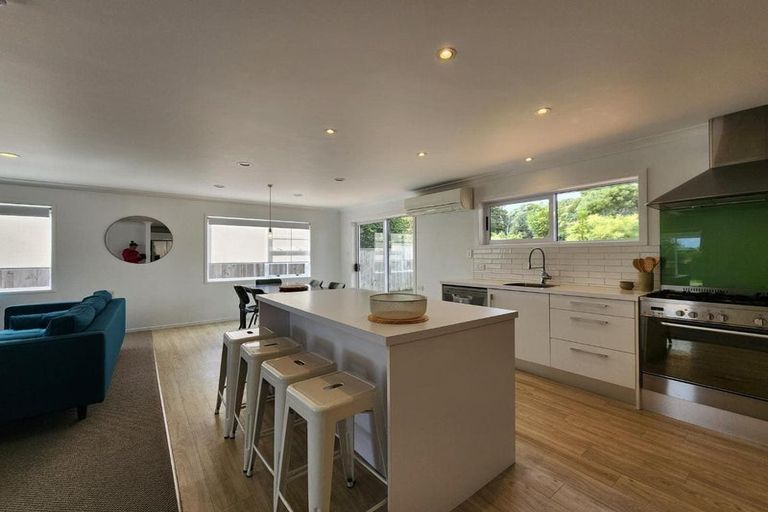 Photo of property in 8 Hussey Street, Oakura, 4314
