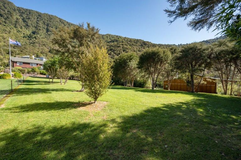 Photo of property in 4 Worlds End Road, Tennyson Inlet, 7195