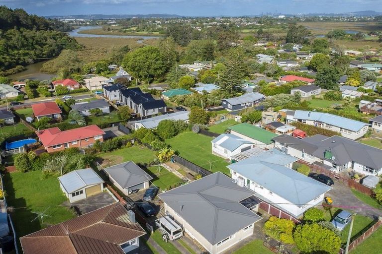 Photo of property in 18 Huruhuru Road, Massey, Auckland, 0614