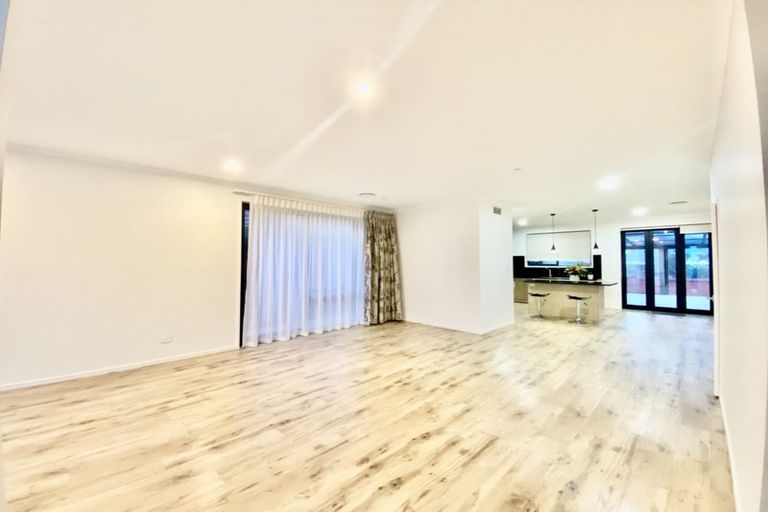 Photo of property in 12 Waituarua Drive, Takanini, 2112