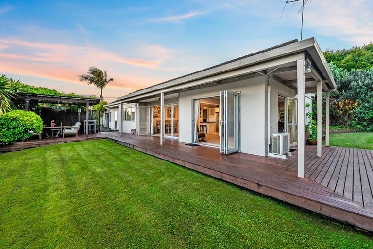 Photo of property in 112 Whangaparaoa Road, Red Beach, 0932