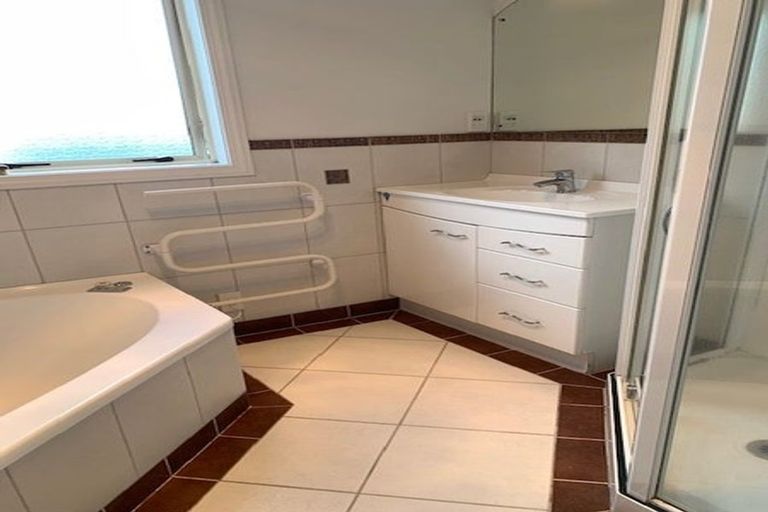 Photo of property in 2 Glastry Close, East Tamaki Heights, Auckland, 2016