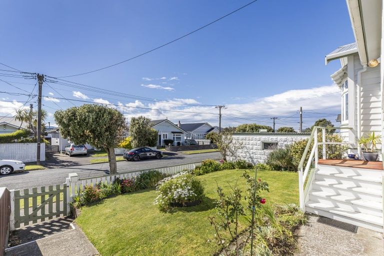 Photo of property in 33 Palm Avenue, Lyall Bay, Wellington, 6022