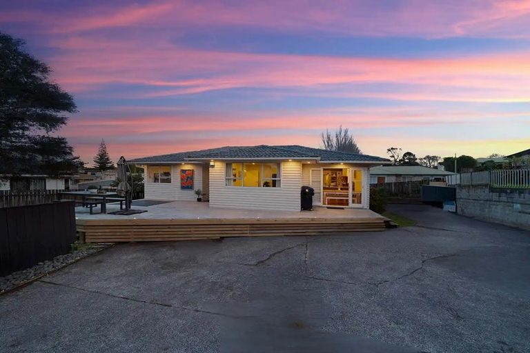 Photo of property in 86 Rosewarne Crescent, Glendene, Auckland, 0602