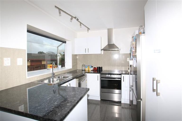 Photo of property in 28 Lynwood Road, New Lynn, Auckland, 0600