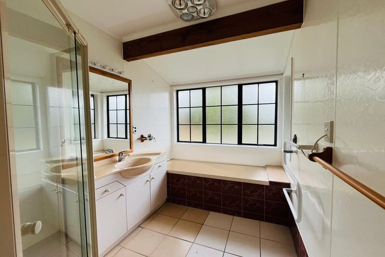 Photo of property in 233 Waihoehoe Road, Drury, 2577
