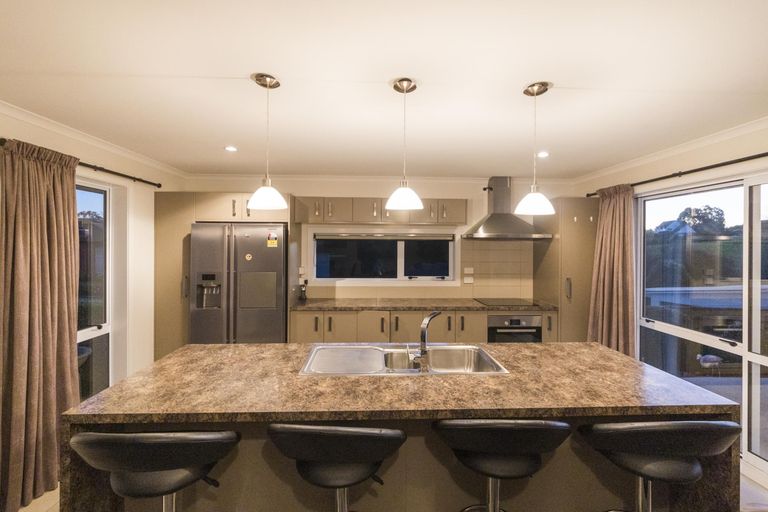 Photo of property in 28 Galea Grove, Kelvin Grove, Palmerston North, 4414