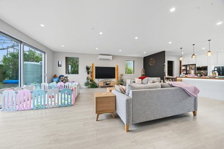 Photo of property in 32b Tirimoana Road, Te Atatu South, Auckland, 0602