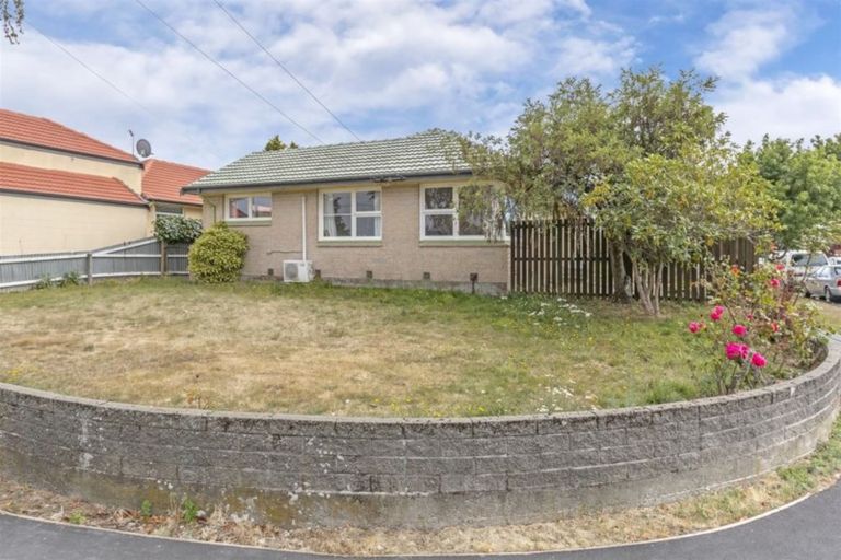 Photo of property in 1 Brookby Crescent, Avonhead, Christchurch, 8042
