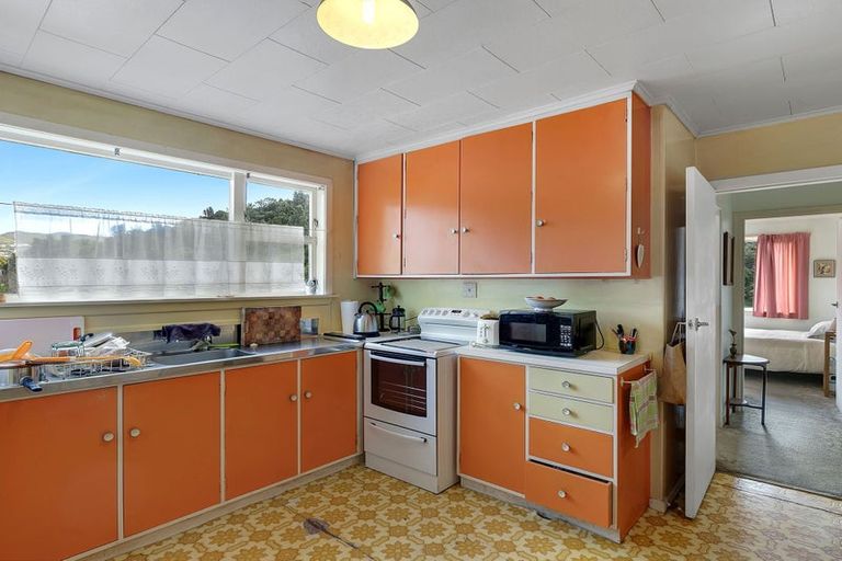 Photo of property in 84 Newlands Road, Newlands, Wellington, 6037