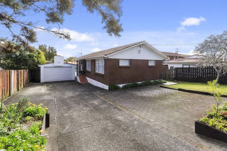 Photo of property in 132 Colwill Road, Massey, Auckland, 0614