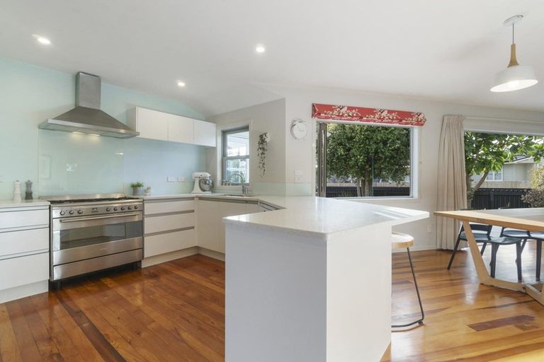 Photo of property in 38 Graham Avenue, Te Atatu Peninsula, Auckland, 0610