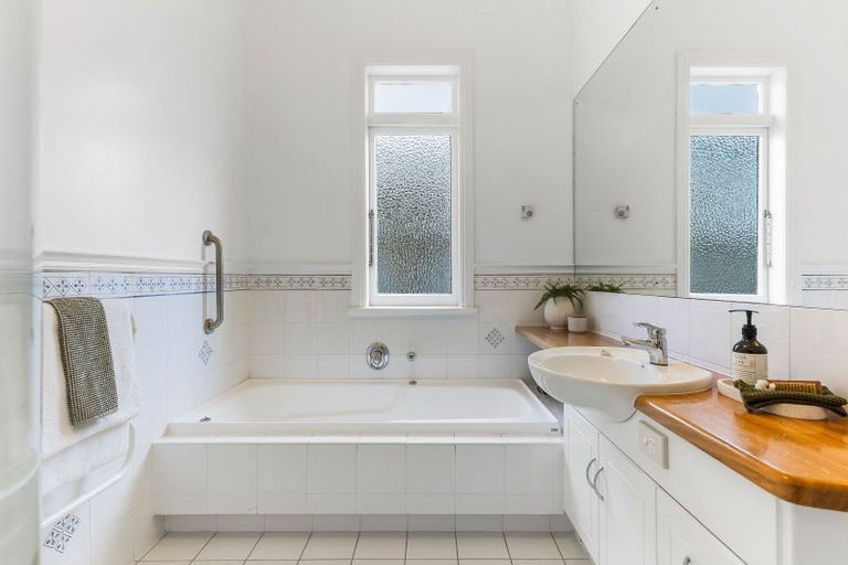 Photo of property in 5 Clarence Road, Northcote Point, Auckland, 0627