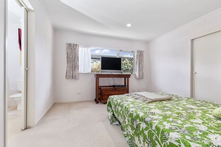 Photo of property in 33 Settlers Grove, Orewa, 0931