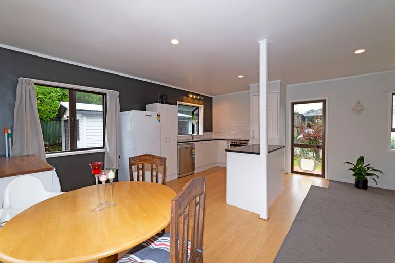 Photo of property in 21a Birdwood Road, Swanson, Auckland, 0612