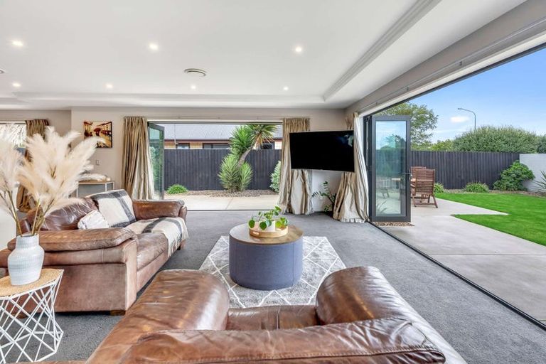 Photo of property in 27 Foresters Crescent, Parklands, Christchurch, 8083