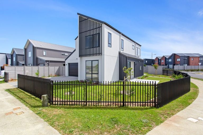 Photo of property in 1 Aquamarine Road, Rosehill, 2113