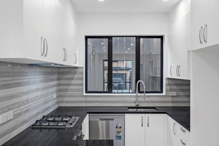 Photo of property in 2/97 Great South Road, Manurewa, Auckland, 2102