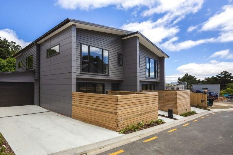 Photo of property in 27 Brindle Way, Newlands, Wellington, 6037