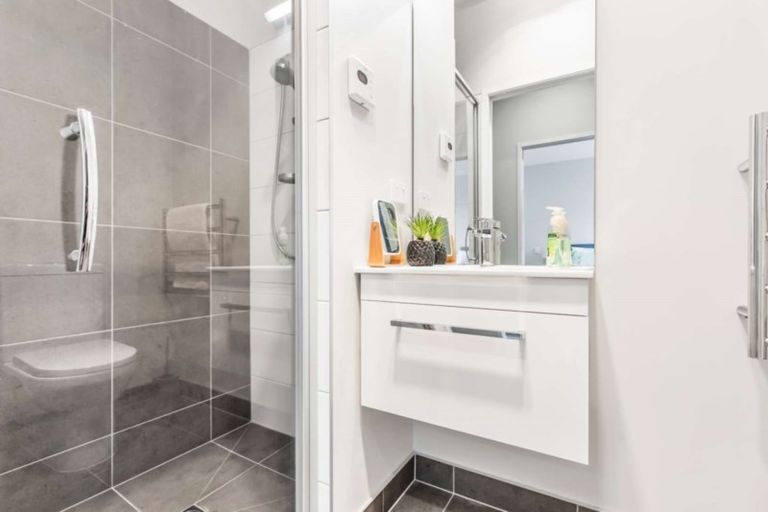 Photo of property in 21 Liberation Road, Papakura, 2110