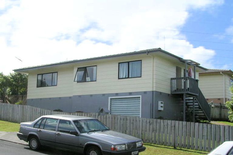 Photo of property in 2 Loughanure Place, Massey, Auckland, 0614