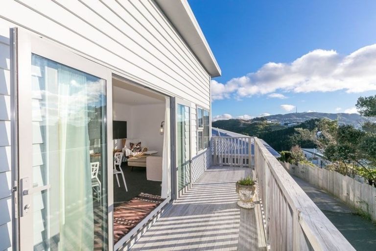 Photo of property in 19b Miles Crescent, Newlands, Wellington, 6037